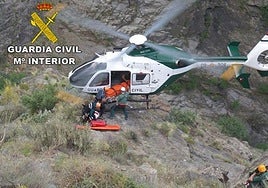 La Guardia Civil rescata a un senderista herido tras sufrir una caída en un barranco en el Jerte, en una foto de archivo.
