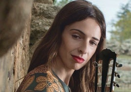 Rebeca Santiago, con su guitarra.