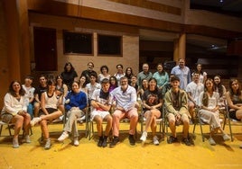 Jóvenes del programa de voluntariado en el centro Alcazaba.