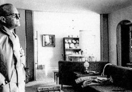 Truman Capote en la casa de la familia Clutter, escenario del crimen que relata con mirada periodística en 'A sangre fría'.
