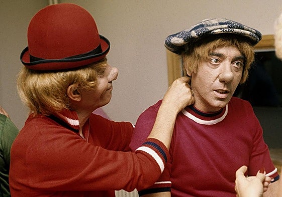 Fofó arregla lapeluca a Miliki enuna de sus actuacionespor toda España.