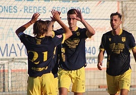 Álvaro García celebra el primer gol del nuevo Mérida en Don Álvaro.