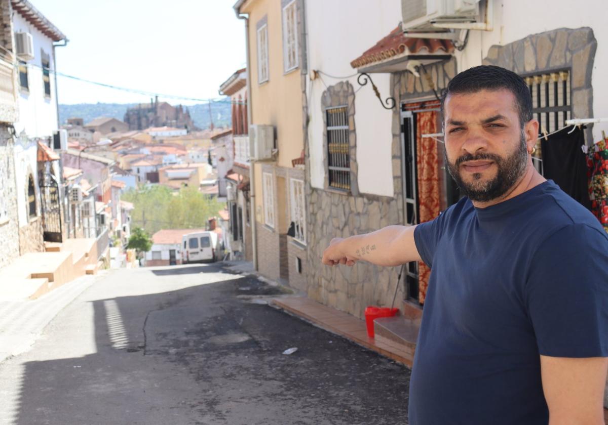 Iván Montaño, abuelo de la niña asesinada el pasado mes de abril, en una calle del barrio.