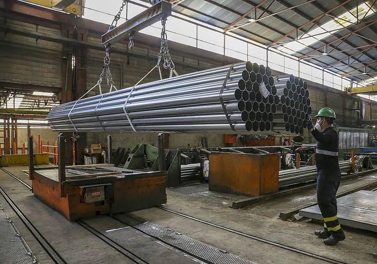 Un operario en las instalaciones de la empresa Alfonso Gallardo SA, dedicada a productos de acero, en Jerez de los Caballeoros. Es del grupo industrial CL.