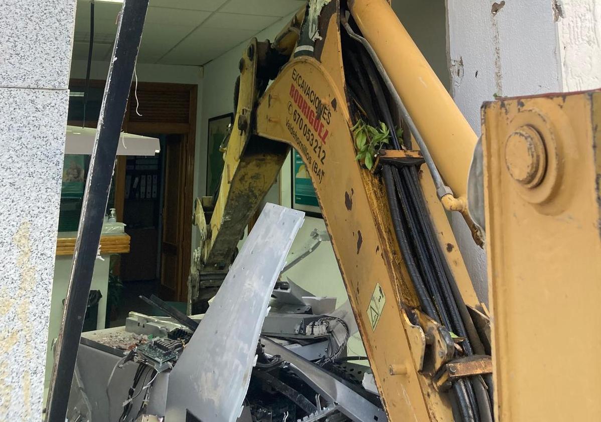 Imagen principal - Fachada de la sucursal de Caja Rural tras el asalto sufrida por una retroexcavadora.