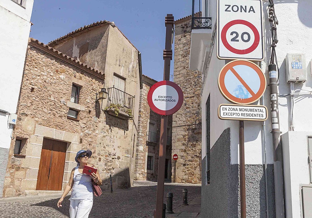 Los vecinos apuntan que la afluencia continua de visitantes agrava el problema del estacionamiento de vehículos en Cáceres.