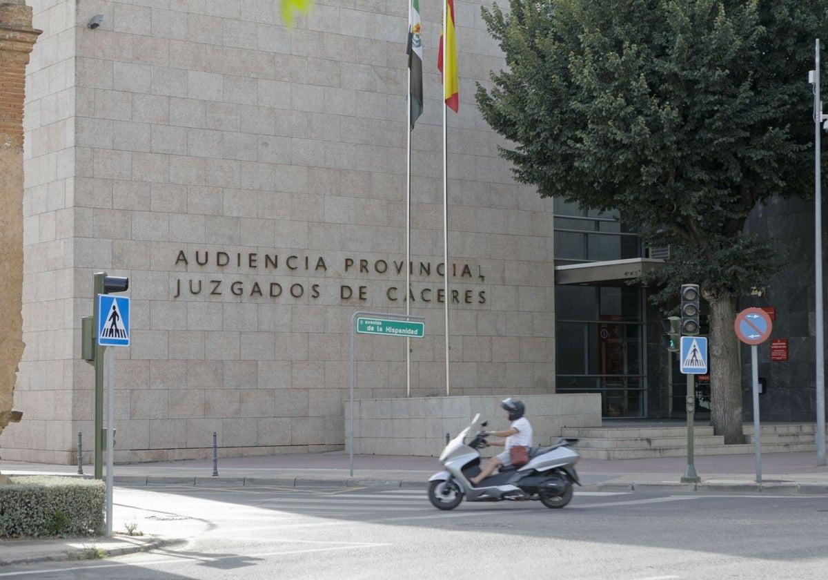 Dos años de cárcel por tocar el culo a una adolescente de 14 años varias veces y coaccionarla posteriormente