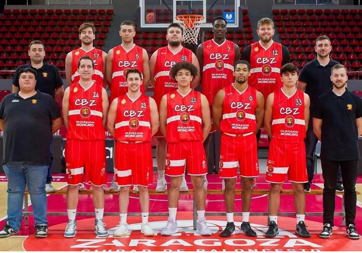 Álvaro Acero, el primero por la derecha en la segunda fila, con el CB Zaragoza que logró el ascenso a Segunda FEB.