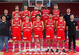 Álvaro Acero, el primero por la derecha en la segunda fila, con el CB Zaragoza que logró el ascenso a Segunda FEB.