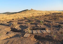 Imagen de la necrópolis romana hallada durante los trabajos de construcción de la autovía que unirá Cáceres y Badajoz, en construcción.