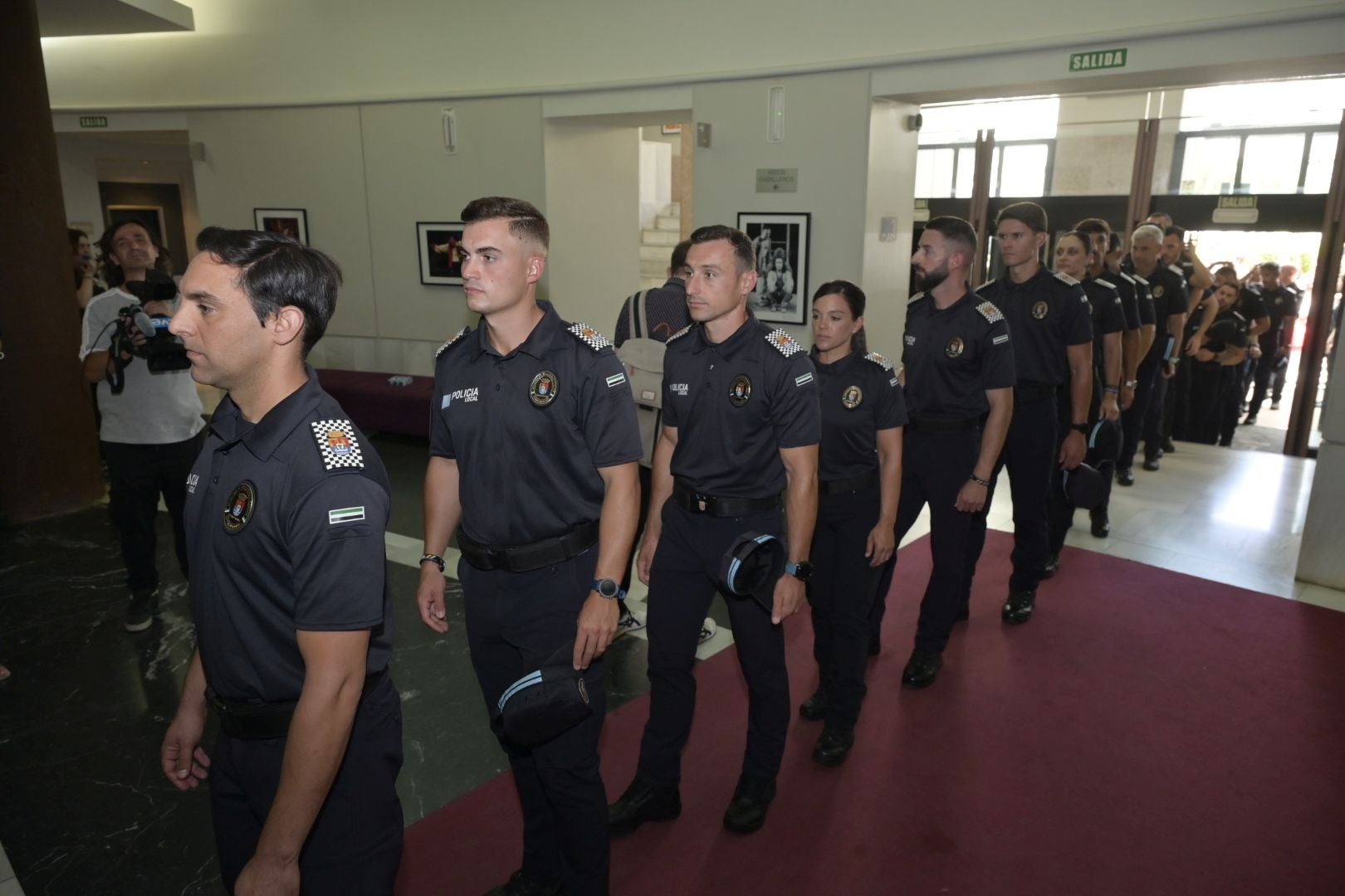 Fotos | Así ha sido la entrega de despachos de la XXXIII promoción de mandos y agentes de la Policía Local