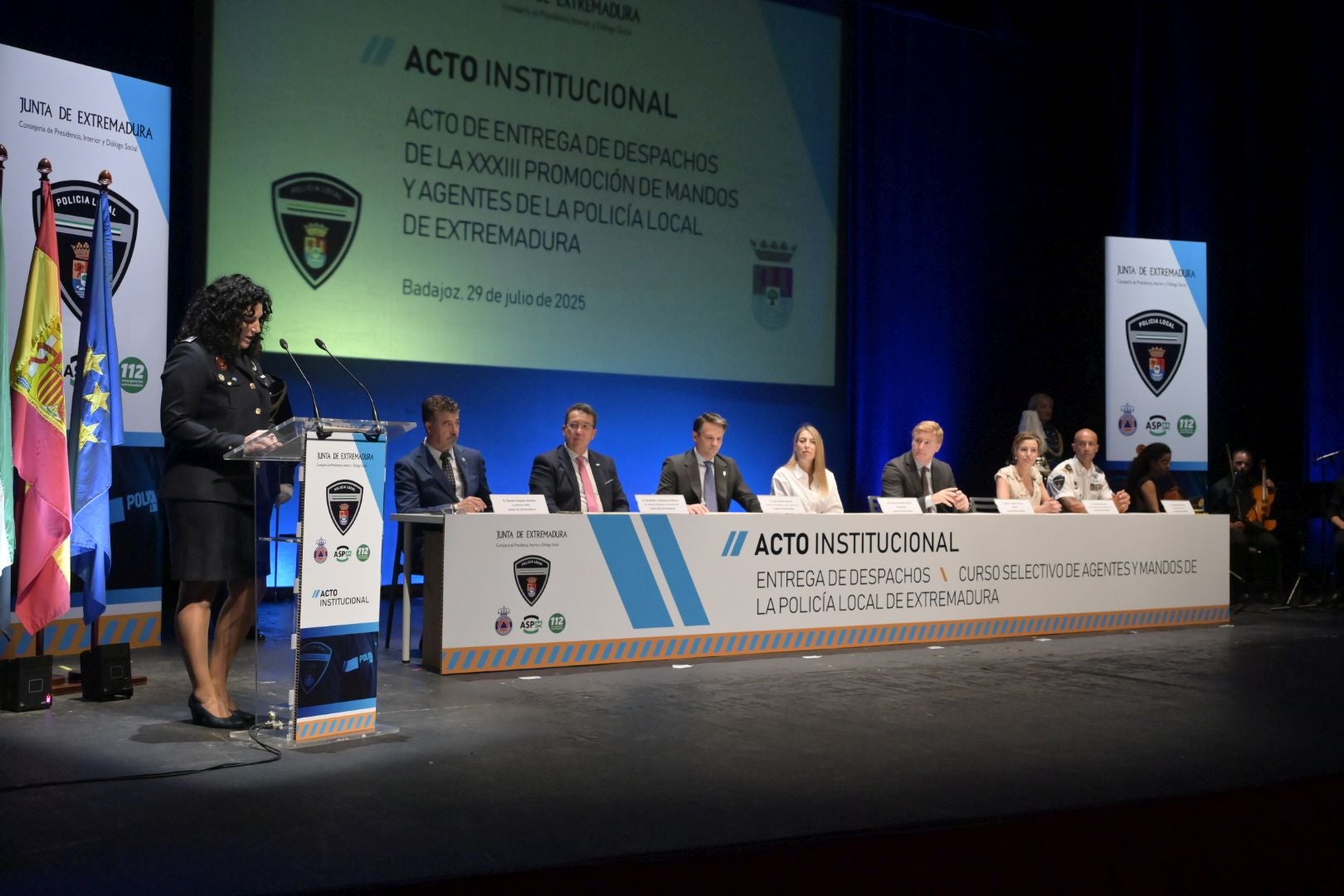 Fotos | Así ha sido la entrega de despachos de la XXXIII promoción de mandos y agentes de la Policía Local