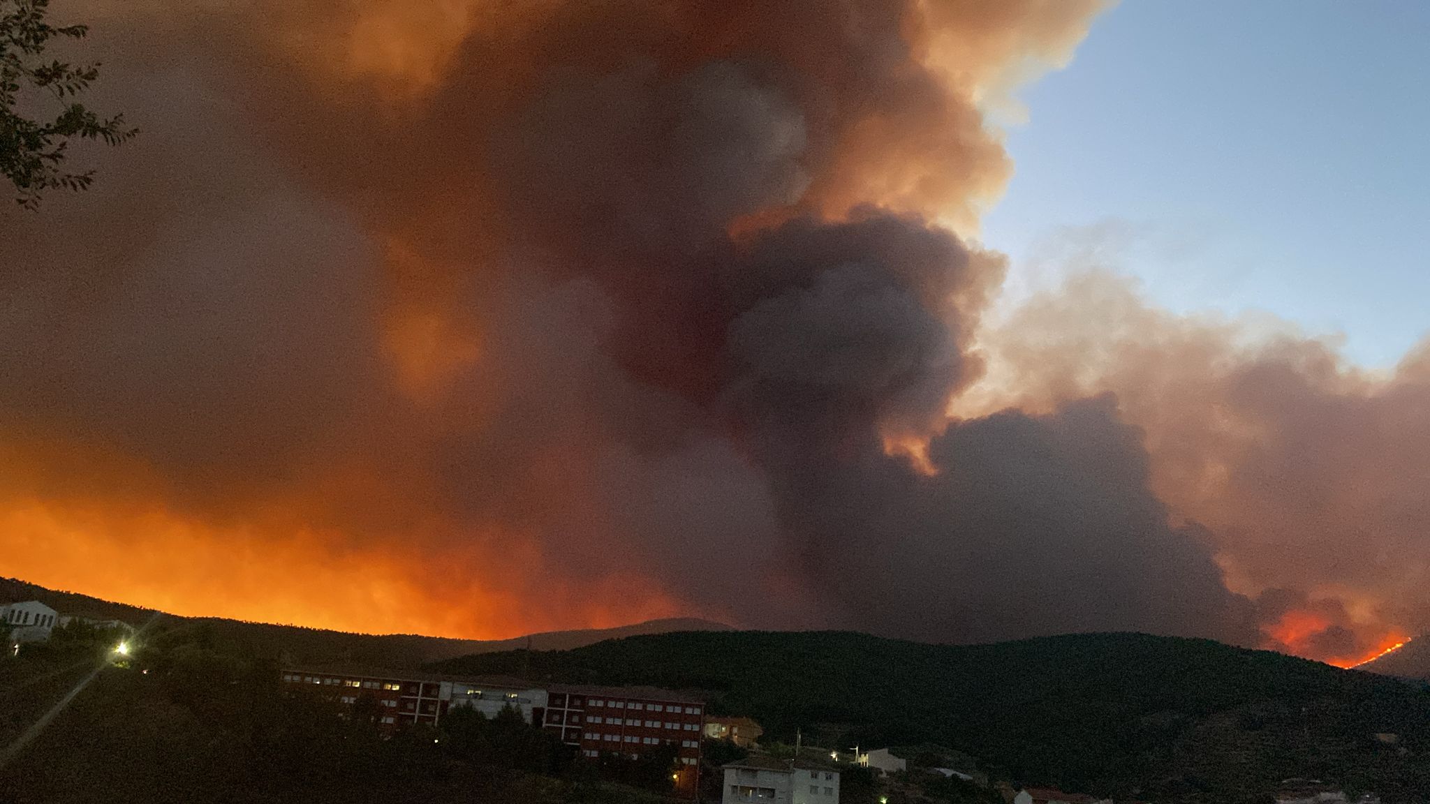 Fotos | Así está el aparatoso incendio de Las Hurdes