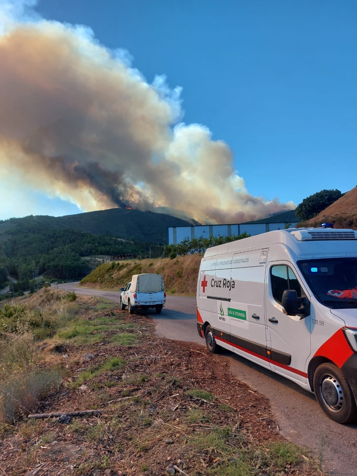 Fotos | Así está el aparatoso incendio de Las Hurdes