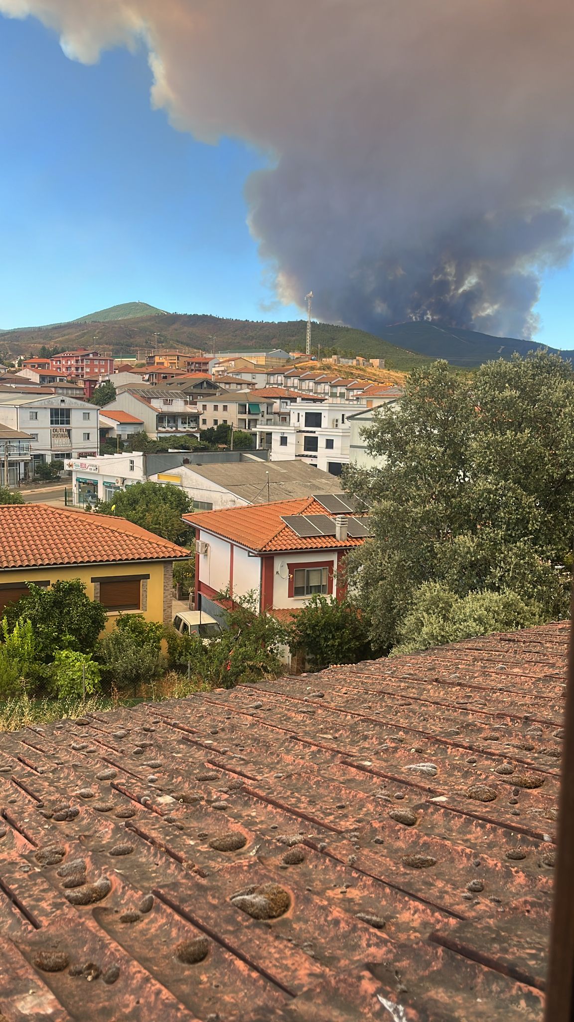 Fotos | Así está el aparatoso incendio de Las Hurdes