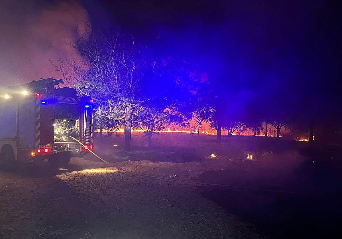 Los bomberos intervinieron para sofocar el fuego.