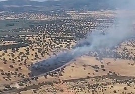 Imagen aérea del incendio forestal declarado este martes en la localidad de Agudo, en Ciudad Real (Castilla-La Mancha).