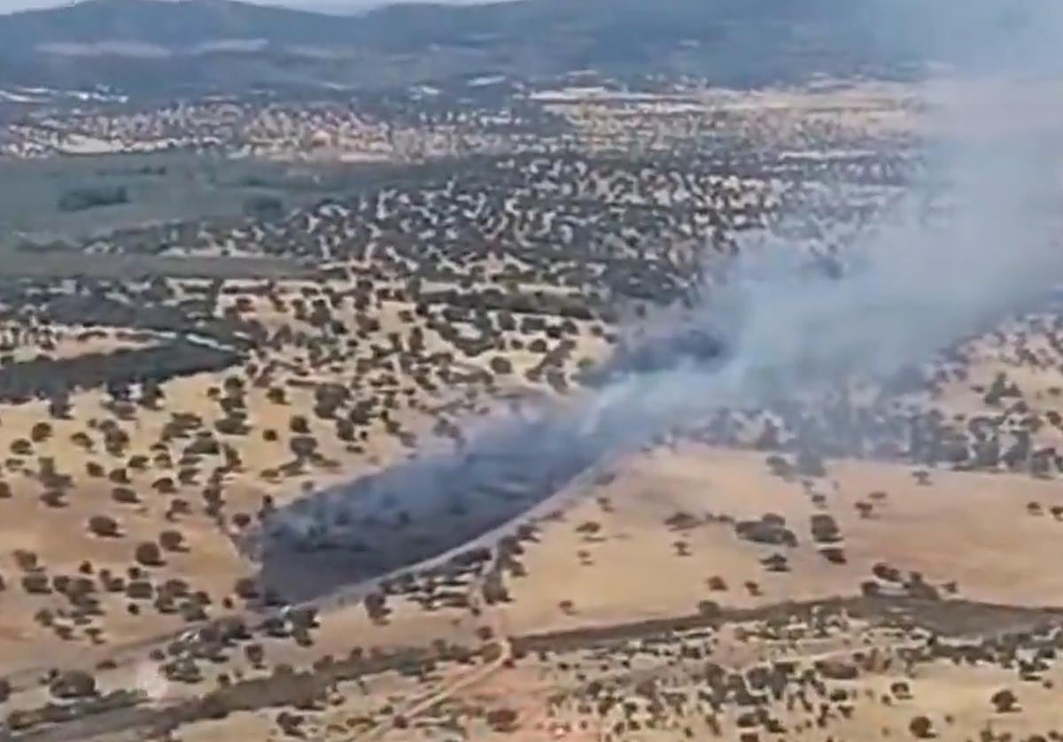 Imagen aérea del incendio forestal declarado este martes en la localidad de Agudo, en Ciudad Real (Castilla-La Mancha).