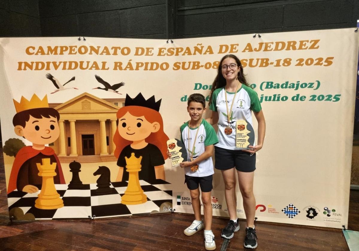 Hugo Pérez y Esther Prieto con sus sus títulos nacionales.