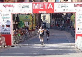 José María Martín cruza la línea de meta de Toro victorioso.