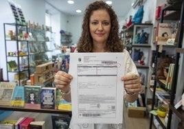 El recibo de la tasa de basuras que ha recibido la tienda Strass de Badajoz.