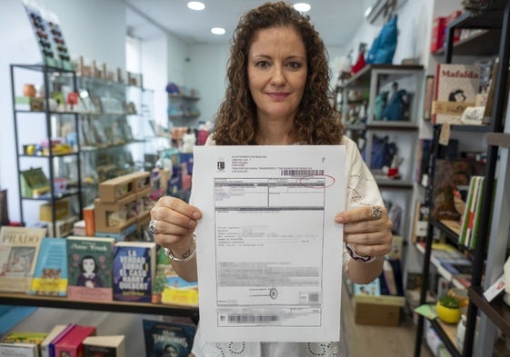 El recibo de la tasa de basuras que ha recibido la tienda Strass de Badajoz.
