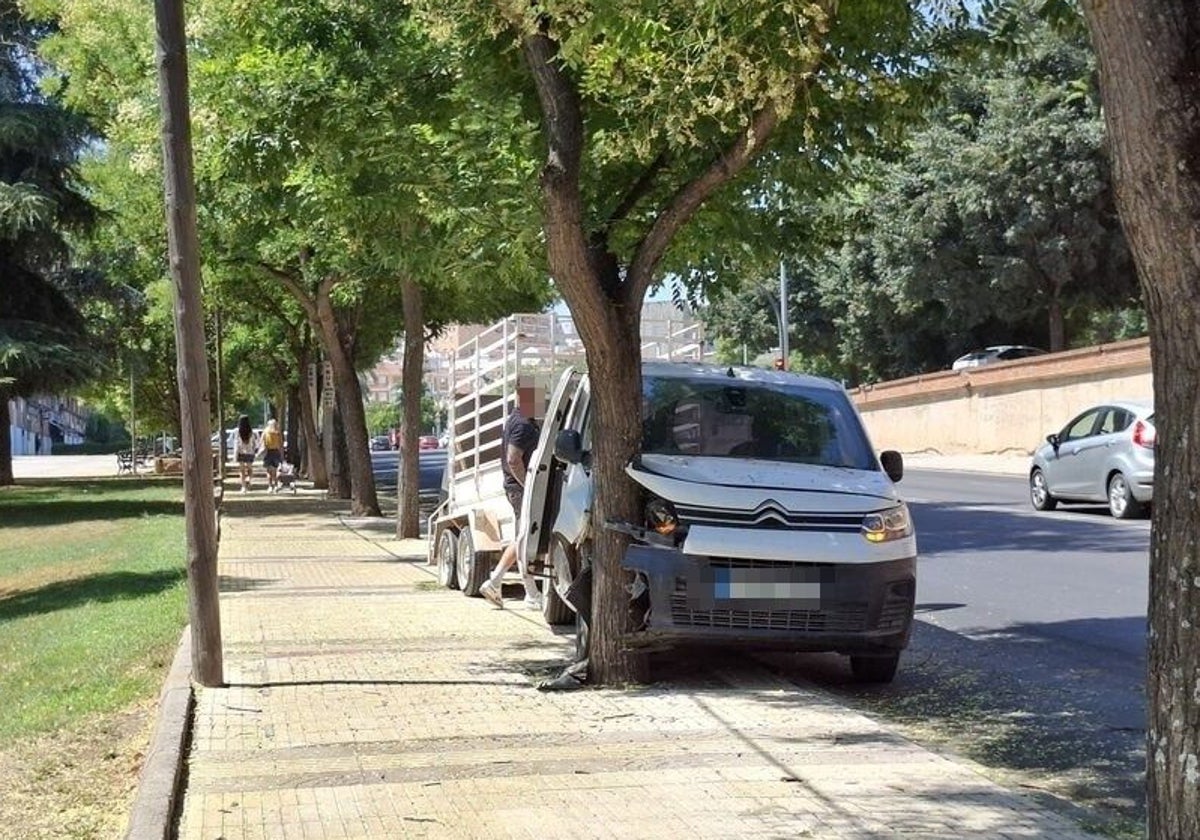 El coche que se ha chocado con el árbol en Badajoz.