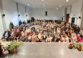 Miembros de la asociación, simpatizantes y público en general durante la presentación de la revista especial sobre los mayores de Salvatierra en febrero del año pasado.