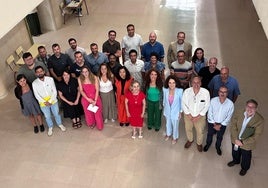 La consejera de Educación y la secretaria general de Investigación del Ministerio con investigadores del CIIAE este miércoles.