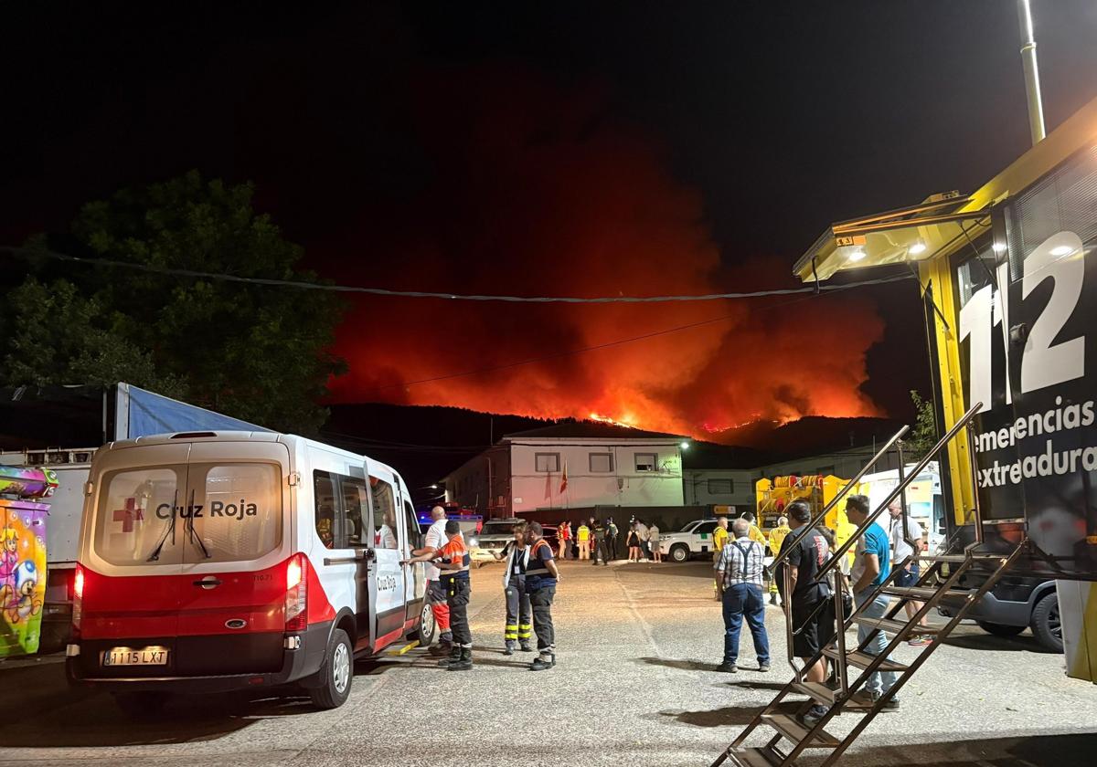 Dispositivo de emergencias desplegado en la zona del incendio.
