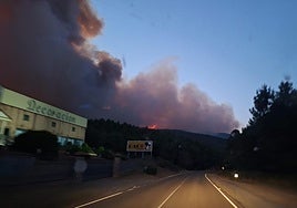 Fotos | Así ha sido la noche en Las Hurdes, en alerta por el peligroso incendio