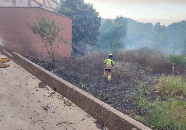 Bomberos del Sepei en la zona del incendio.