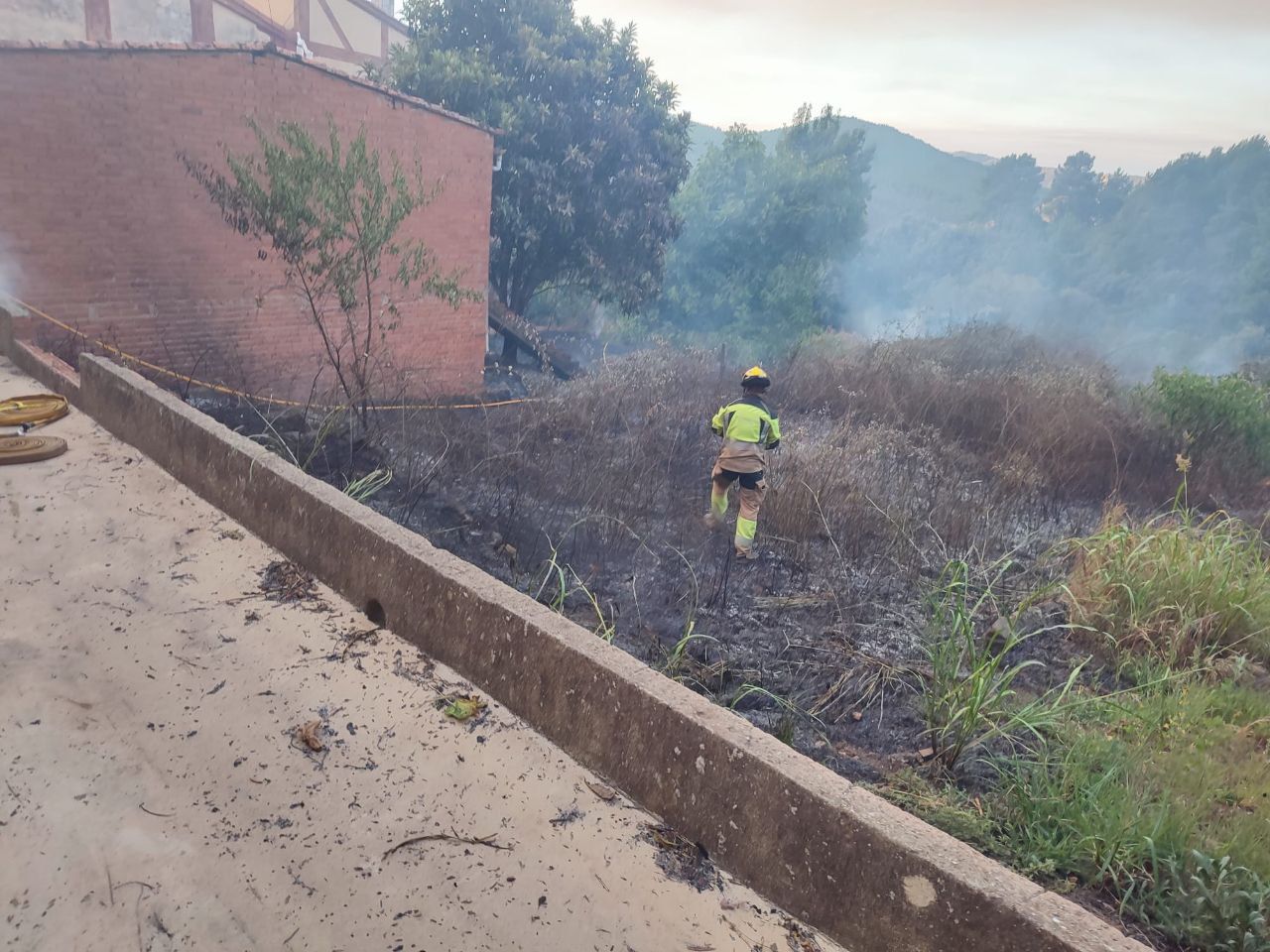 Los bomberos del Sepei de la Diputación de Cáceres intervienen en el incendio
