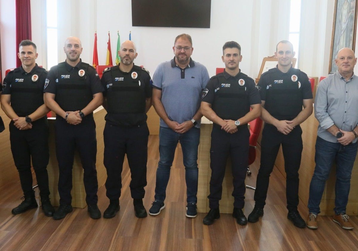 Osuna, en el centro, y Fuster, a la izquierda, junto a los nuevos policías locales de Mérida, esta mañana.