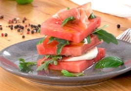 Entrante de sandía, jamón y mozzarella