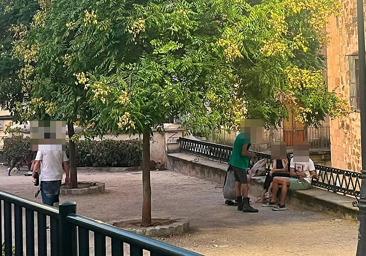 Imagen habitual de la plaza de la Concepción, donde los vecinos han alertado del aumento de personas que consumen alcohol y otras sustancias en la vía pública.