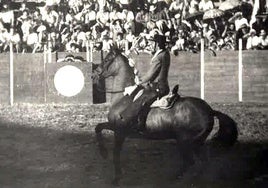 Luis Correa Coronado a caballo durante una de las corridas