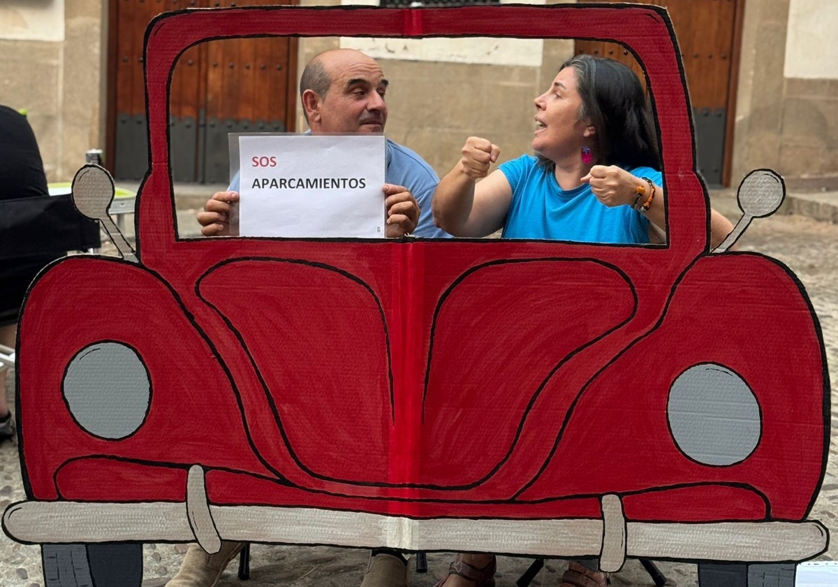 Protesta vecinal en la plaza de Santiago de Cáceres este miércoles para denunciar la falta de aparcamientos.