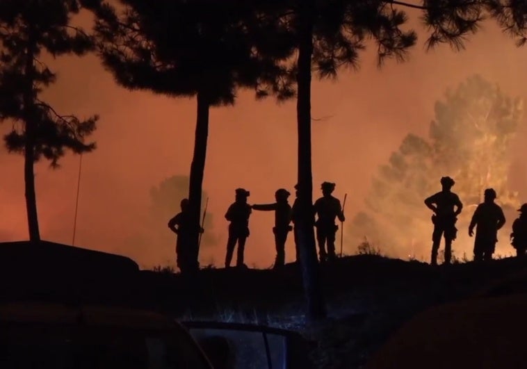 Efectivos de la UME luchan contra las llamas en el incendio de Las Hurdes.