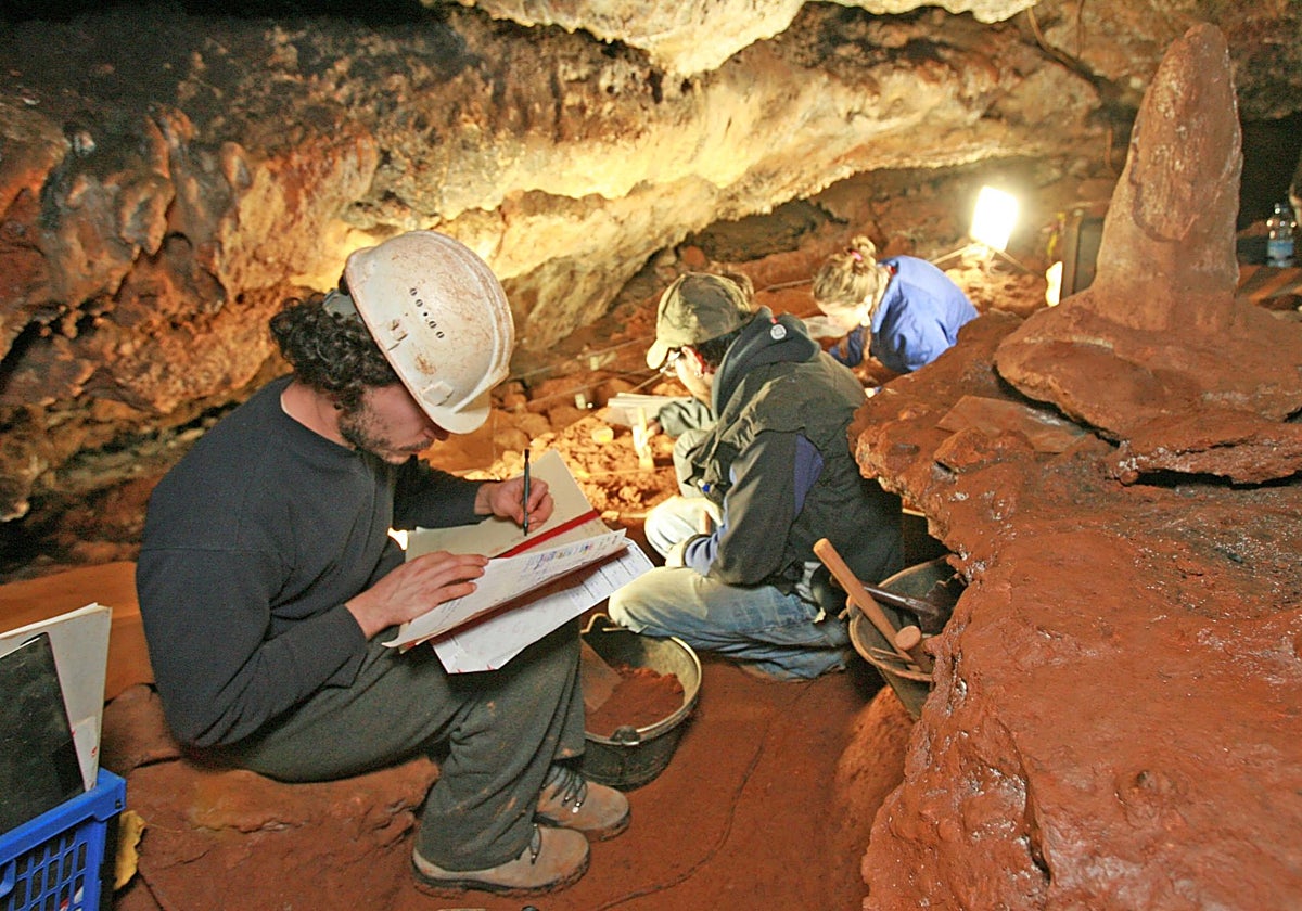 Imagen de archivo de investigadores trabajando en las excavaciones de la cueva de Maltravieso.