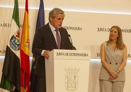 Ignacio Higuero junto a la presidenta de la Junta, María Guardiola.