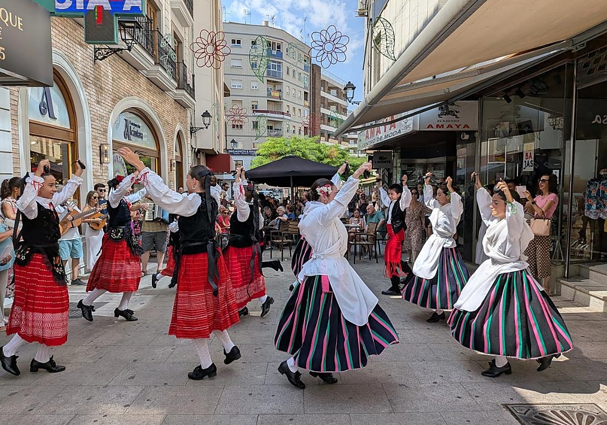 El desfile del grupo anfitrión puso ayer en marcha esta edición.