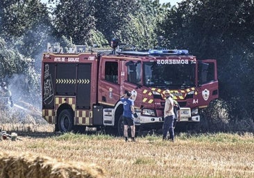 Los bomberos intervienen a primera hora de la mañana en un incendio forestal en Perales del Puerto