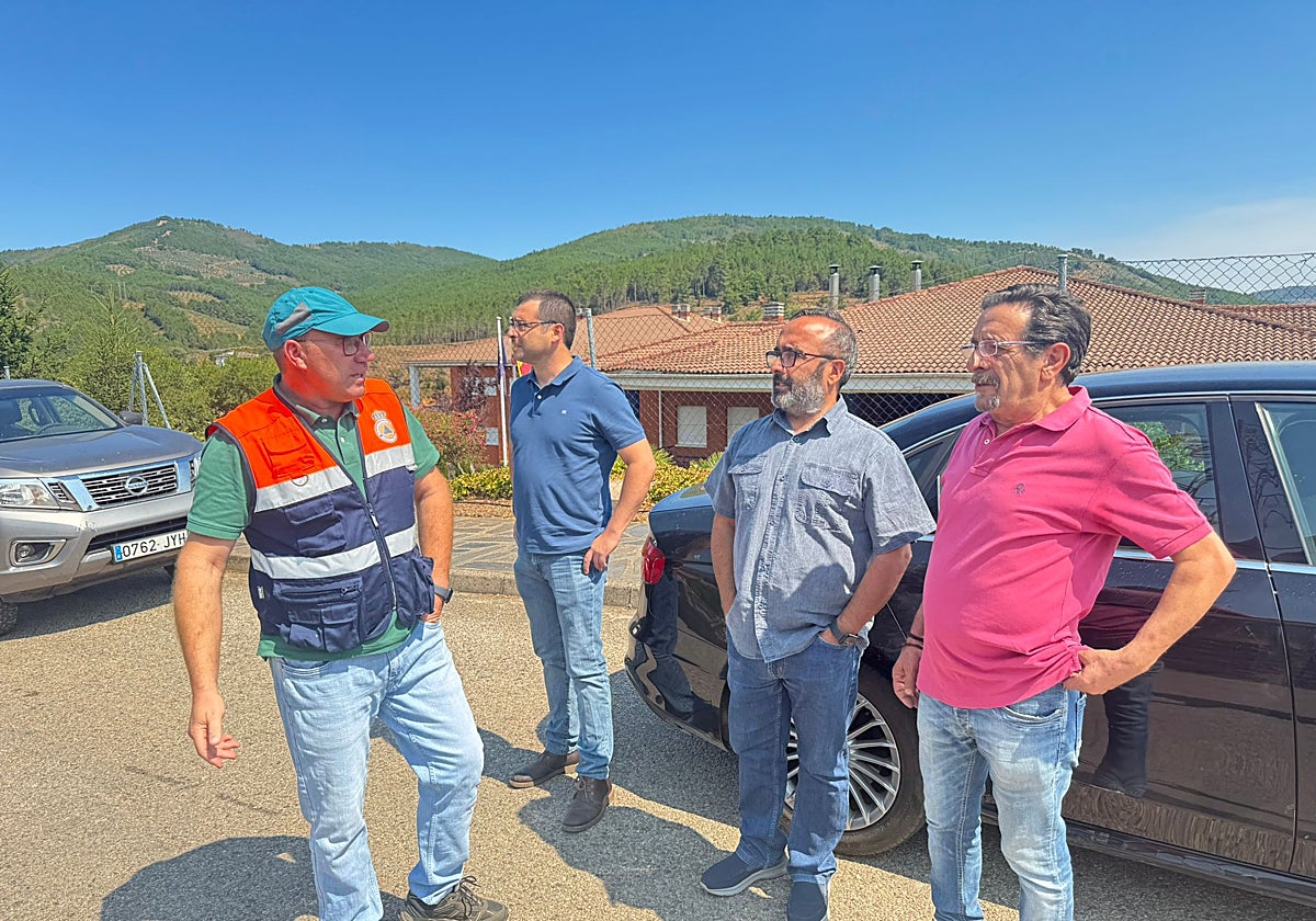 José Luis Azabal, a la izquierda, con Miguel Ángel Morales en Las Hurdes.