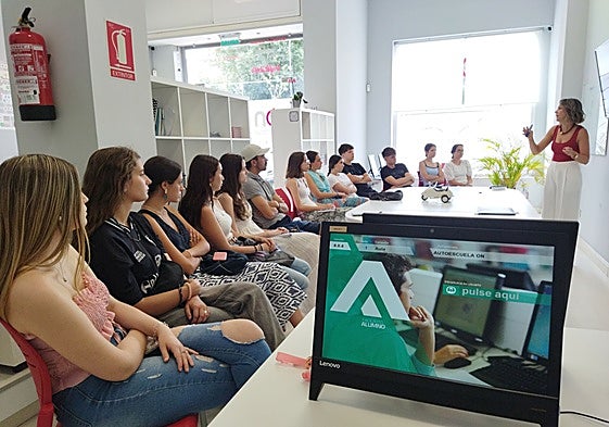 Alumnos en una autoescuela de Cáceres durante una clase teórica del carné de conducir.