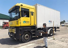 Un alumno de la Autoescuela Herrero de Trujillo realiza prácticas con cargo al bono transporte.