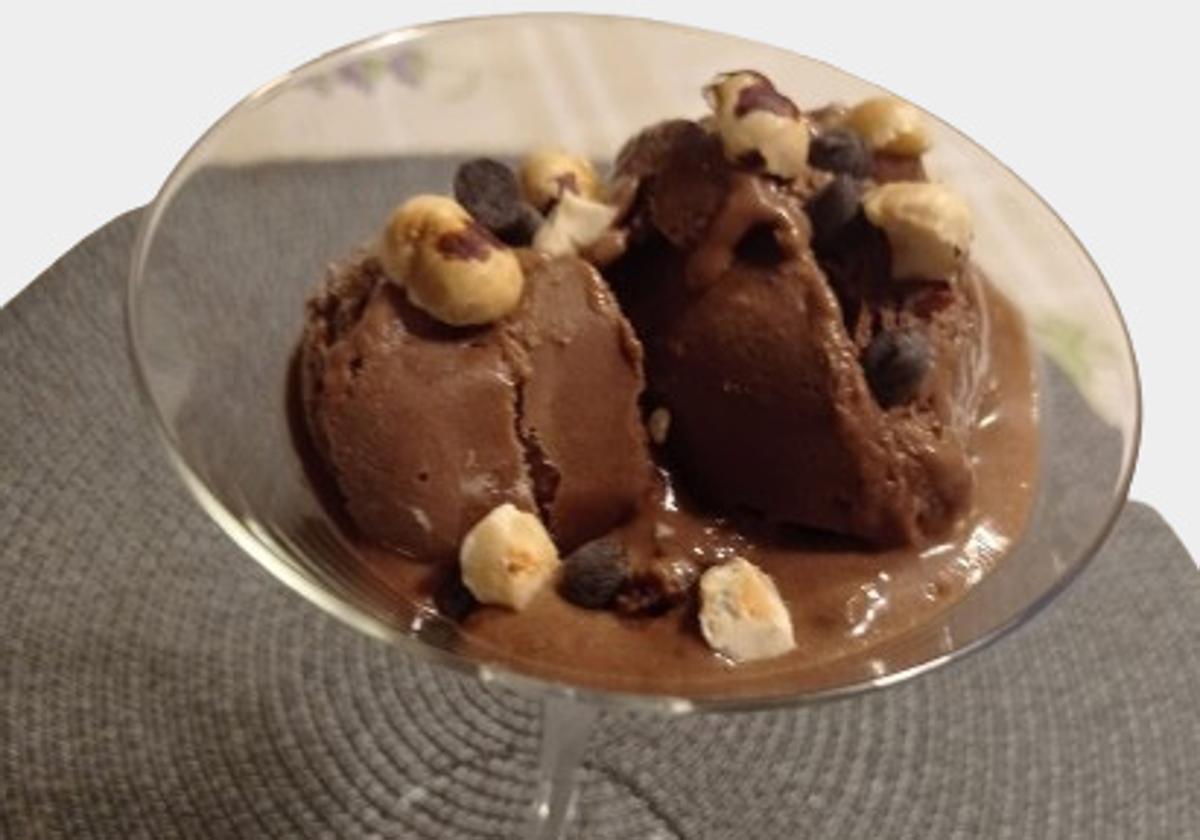 Helado casero con crema de cachuete, yogur y cacao