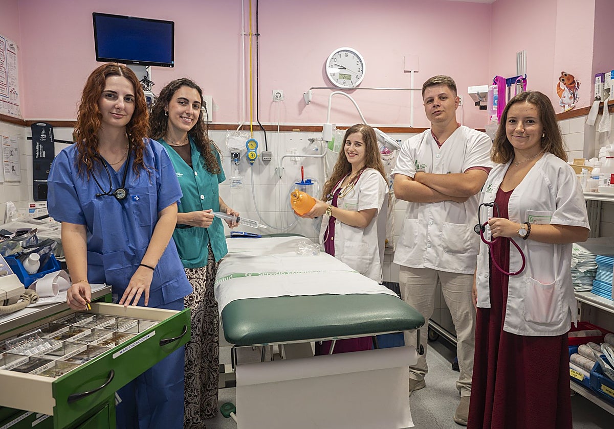 Marta Abengózar, María Montaña Castrejón, Esther Fernández, Marko Klatev y Marta García en el Hospital Perpetuo Socorro de Badajoz.