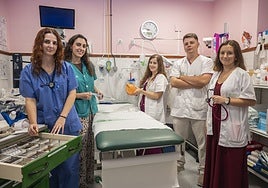 Marta Abengózar, María Montaña Castrejón, Esther Fernández, Marko Klatev y Marta García en el Hospital Perpetuo Socorro de Badajoz.