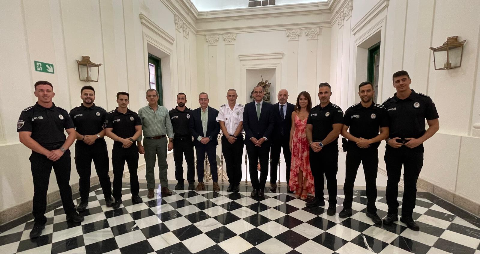 Foto de familia de los nuevos agentes con el alcalde, el concejal de Seguridad Ciudadana, y los portavoces municipales de PSOE y Vox.